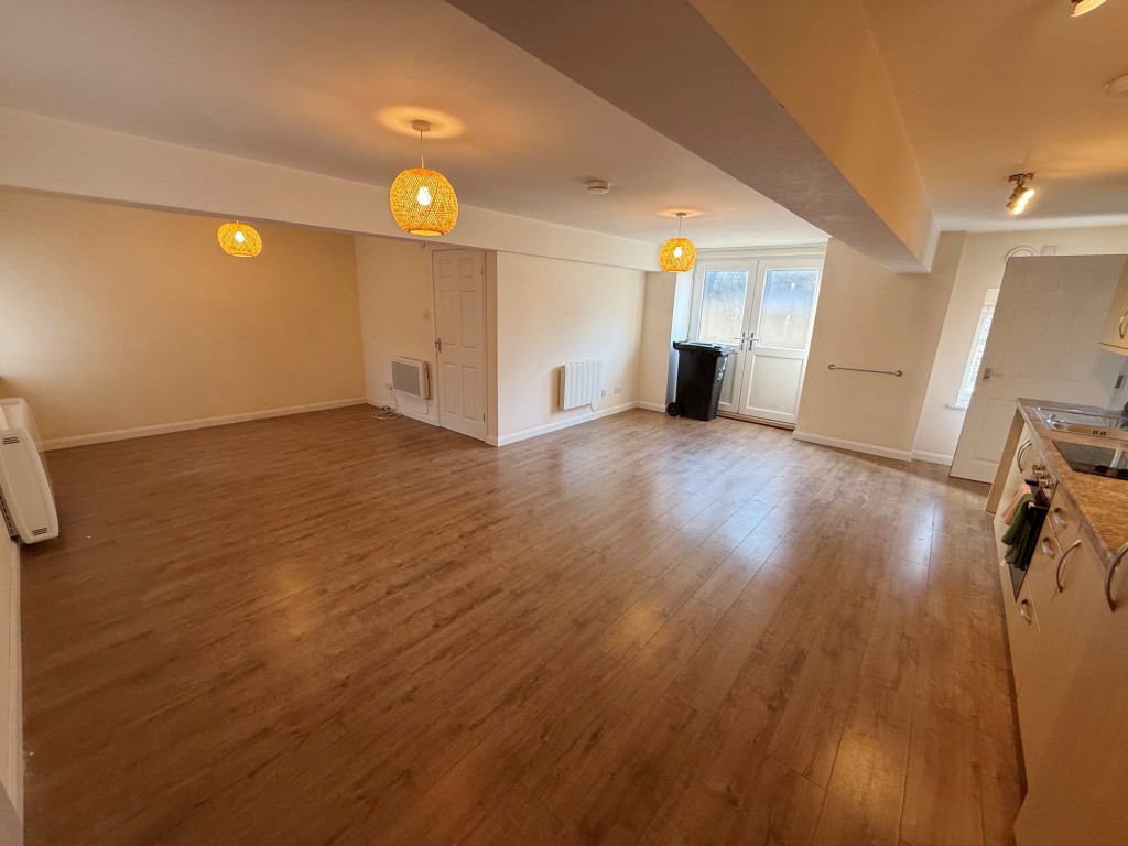 Lot: 194 - VACANT FREEHOLD TOWNHOUSE WITH PARKING - Open plan ground floor living space and kitchen